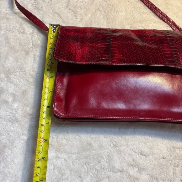 Vintage Crossbody Bag Red Snakeskin Print Gold-tone Hardware Vegan Patent Shiny - Picture 15 of 15